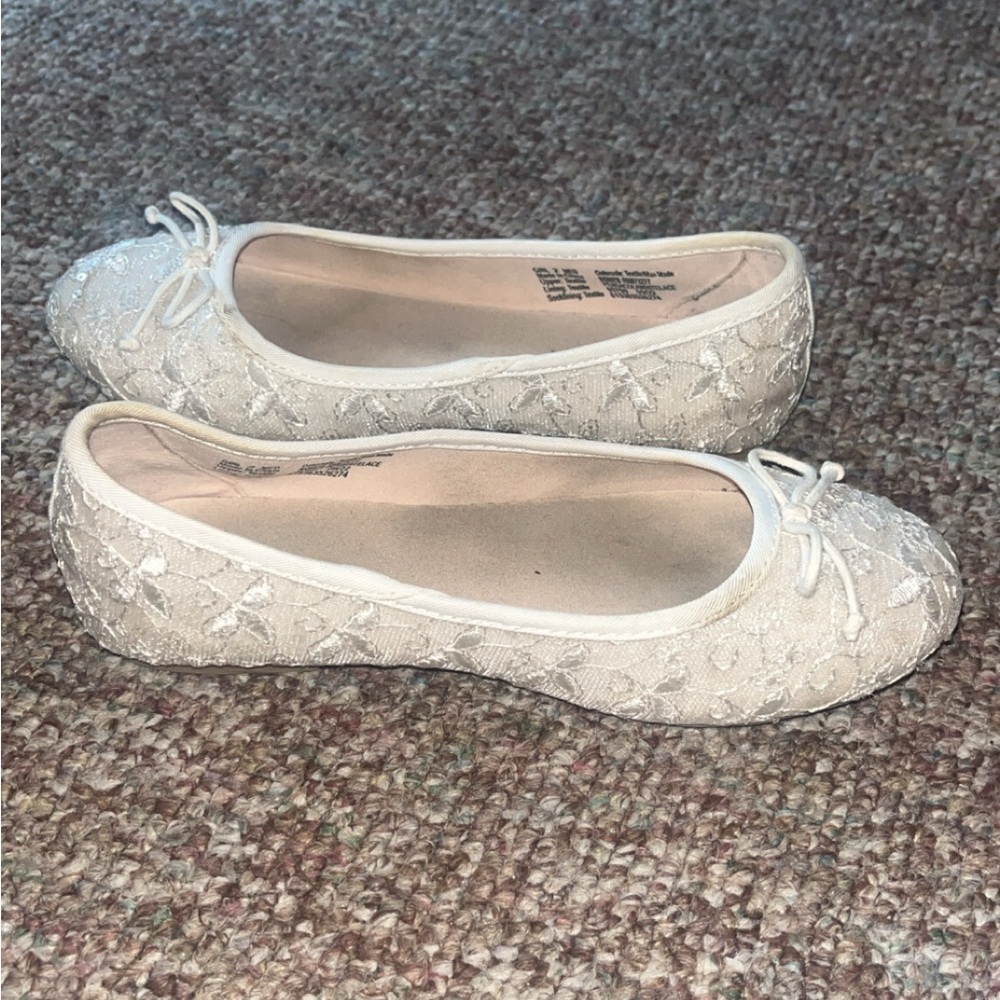 Kohl's Cream Lace Flats with Scalloped Edges